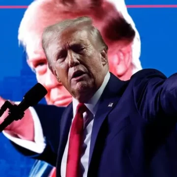 Imagem de Trump em evento público, defendendo a descentralização do sistema educacional americano.