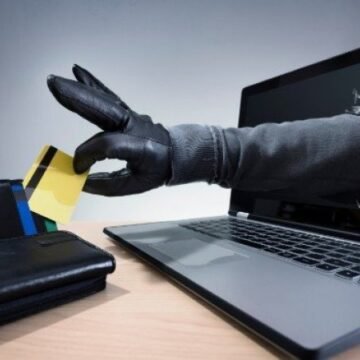 Homem usando um computador, preocupado com a segurança online enquanto navega pela internet.