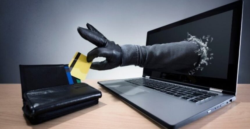 Homem usando um computador, preocupado com a segurança online enquanto navega pela internet.