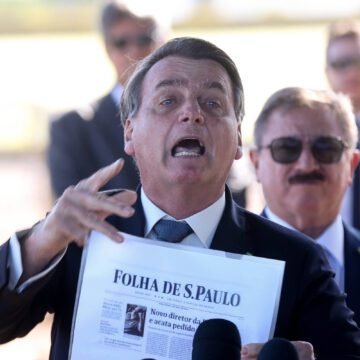 Bolsonaro assina artigo na Folha de São Paulo, evidenciando impacto da onda conservadora no Brasil e na América Latina.