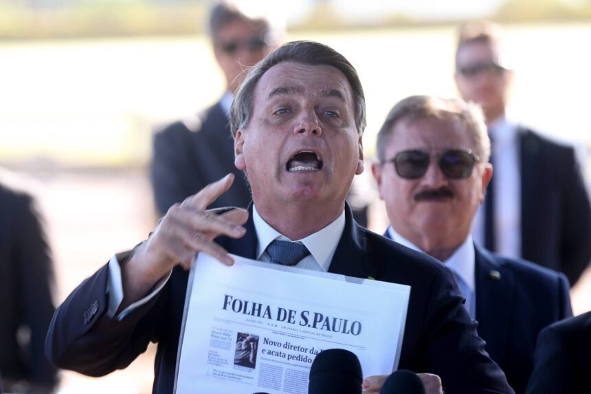Bolsonaro assina artigo na Folha de São Paulo, evidenciando impacto da onda conservadora no Brasil e na América Latina.