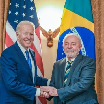 Imagem mostrando a bandeira do Brasil e dos Estados Unidos lado a lado, simbolizando o impacto de possíveis conflitos diplomáticos entre os dois países.