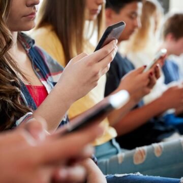 Estudantes em uma sala de aula, sem celulares, focados nas atividades escolares.