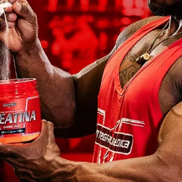 Frasco de suplemento de creatina em um ambiente de treino, simbolizando o uso adequado para melhores resultados.