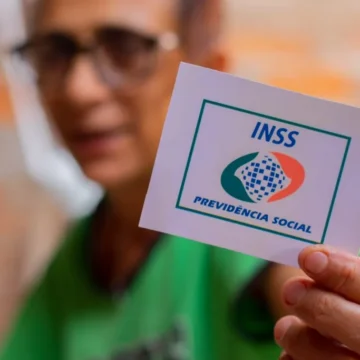 Trabalhadores em diferentes profissões discutindo aposentadoria com um consultor previdenciário.