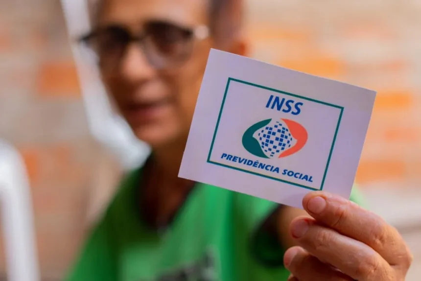 Trabalhadores em diferentes profissões discutindo aposentadoria com um consultor previdenciário.