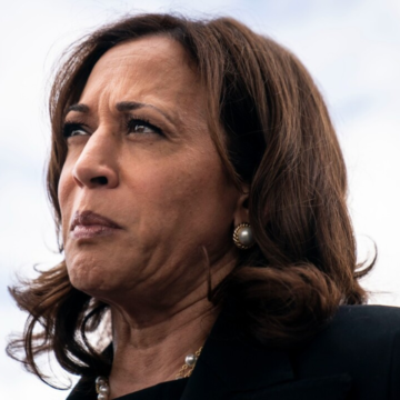 Kamala Harris em um comício na Pensilvânia, mostrando sua determinação e esperança na jornada rumo à presidência dos EUA.