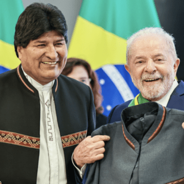 Evo Morales é acusado de golpe na Bolívia, com ocupação de quartéis e reféns, em cenário de instabilidade política na América Latina.