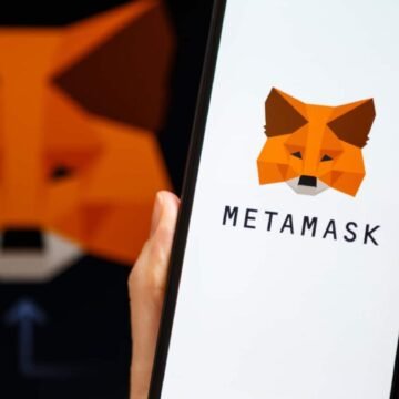 Um ícone da extensão MetaMask ao lado de uma representação digital de segurança e redes de blockchain.