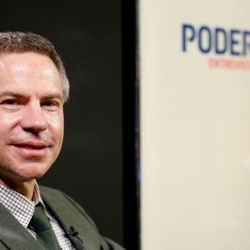 Uma análise sobre a vitória de Trump e a mudança de perfil dos eleitores nos EUA, destacando as razões da migração de votos e a rejeição às políticas identitárias.