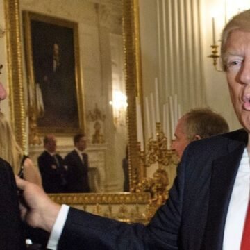 Elon Musk e Donald Trump em evento político, simbolizando a parceria para a reforma governamental dos EUA.