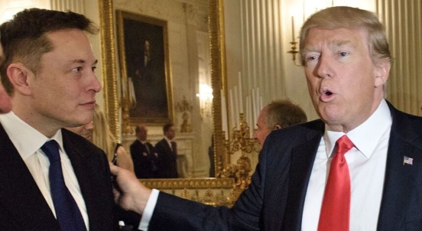 Elon Musk e Donald Trump em evento político, simbolizando a parceria para a reforma governamental dos EUA.