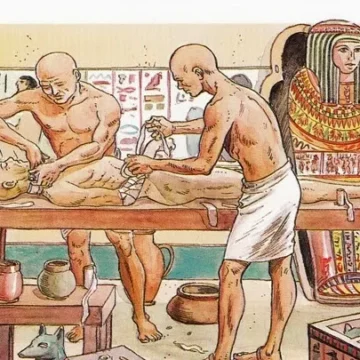Múmia egípcia em exposição com detalhes das técnicas de mumificação reveladas por tomografias.