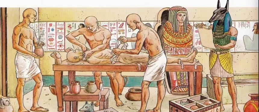 Múmia egípcia em exposição com detalhes das técnicas de mumificação reveladas por tomografias.