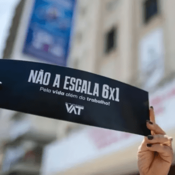 Trabalhador exausto em uma jornada 6x1, refletindo sobre os impactos de sua rotina no bem-estar.