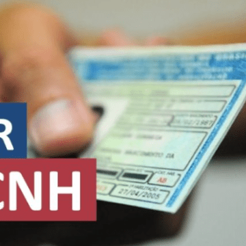 Motorista segurando sua CNH com a anotação “Exerce Atividade Remunerada”, destacando os benefícios dessa inclusão.