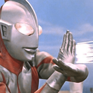 Cena de Ultraman com o herói em ação contra um monstro, representando a série clássica japonesa dos anos 70.