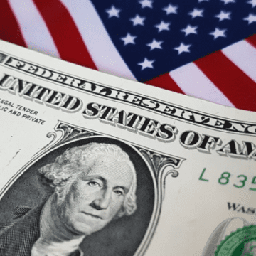 Imagem de gráfico financeiro mostrando a queda do dólar em relação ao real após a vitória de Donald Trump.