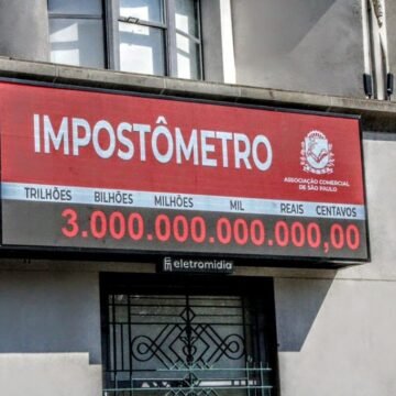 Painel do Impostômetro em São Paulo exibe o total de impostos arrecadados no Brasil em 2024, ultrapassando R$ 3 trilhões.