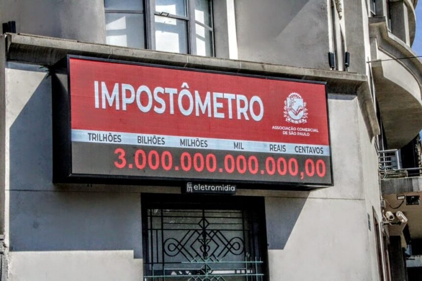 Painel do Impostômetro em São Paulo exibe o total de impostos arrecadados no Brasil em 2024, ultrapassando R$ 3 trilhões.
