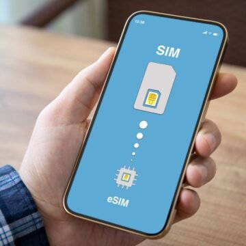 Imagem de um iPhone exibindo a interface de configuração de eSIM, destacando a facilidade de conversão de chip físico para virtual.