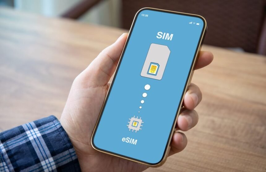 Imagem de um iPhone exibindo a interface de configuração de eSIM, destacando a facilidade de conversão de chip físico para virtual.