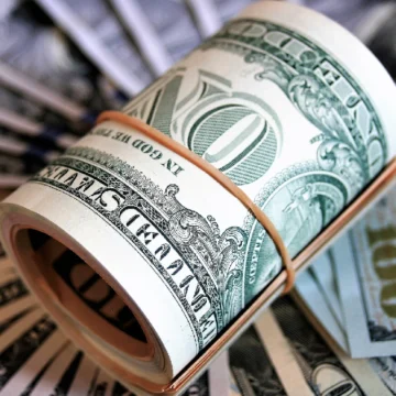 Gráfico representando a alta histórica do dólar no Brasil em 2024, com cotações em destaque.