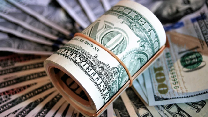 Gráfico representando a alta histórica do dólar no Brasil em 2024, com cotações em destaque.
