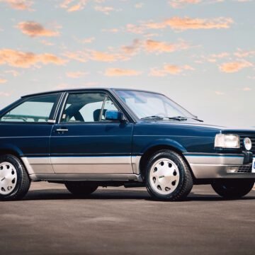 Imagem do Volkswagen Gol GTI dos anos 90, um clássico brasileiro esportivo e símbolo de status.