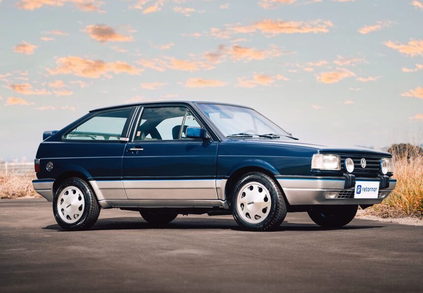 Imagem do Volkswagen Gol GTI dos anos 90, um clássico brasileiro esportivo e símbolo de status.