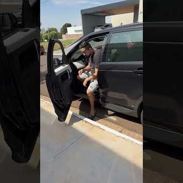 Mulher no carro aprendendo dicas de segurança para proteger-se ao dirigir sozinha.