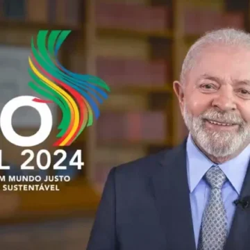 Jornalistas enfrentando longas filas sob o sol no G20 no Rio de Janeiro devido à falta de organização.
