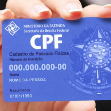 Imagem ilustrativa de proteção de CPF e prevenção de fraudes com computadores e documentos ao fundo.
