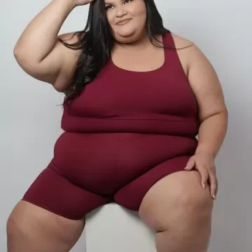 Rayane Soares, que luta contra a obesidade, compartilha sua jornada de superação ao perder peso e melhorar sua qualidade de vida.