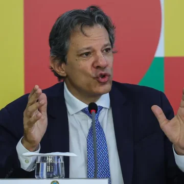 Fernando Haddad e presidente Lula em evento oficial no Palácio do Planalto, discutindo medidas fiscais anunciadas em novembro de 2024.