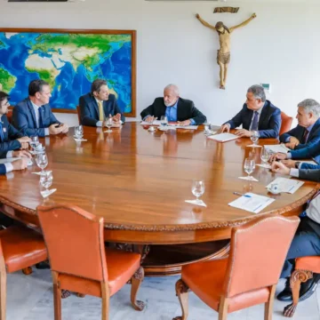 Presidente Lula e ministros discutem estratégias de corte de gastos para equilibrar contas públicas; atualização de tempestades no Brasil e resultados financeiros da Petrobras.