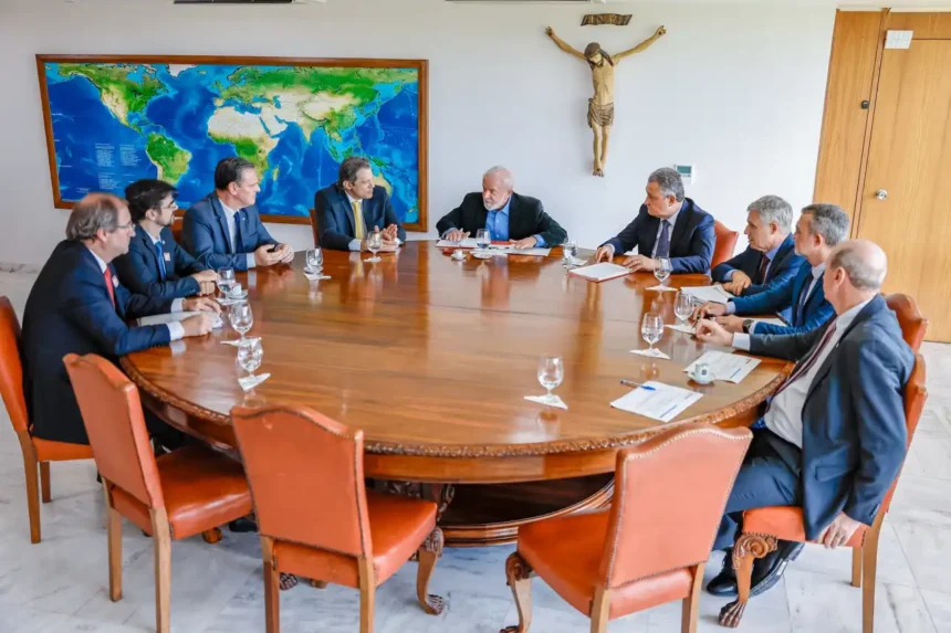 Presidente Lula e ministros discutem estratégias de corte de gastos para equilibrar contas públicas; atualização de tempestades no Brasil e resultados financeiros da Petrobras.