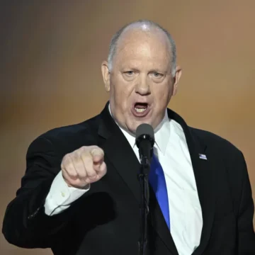 Foto de Tom Homan, ex-diretor do ICE, em uma audiência pública falando sobre políticas de imigração.