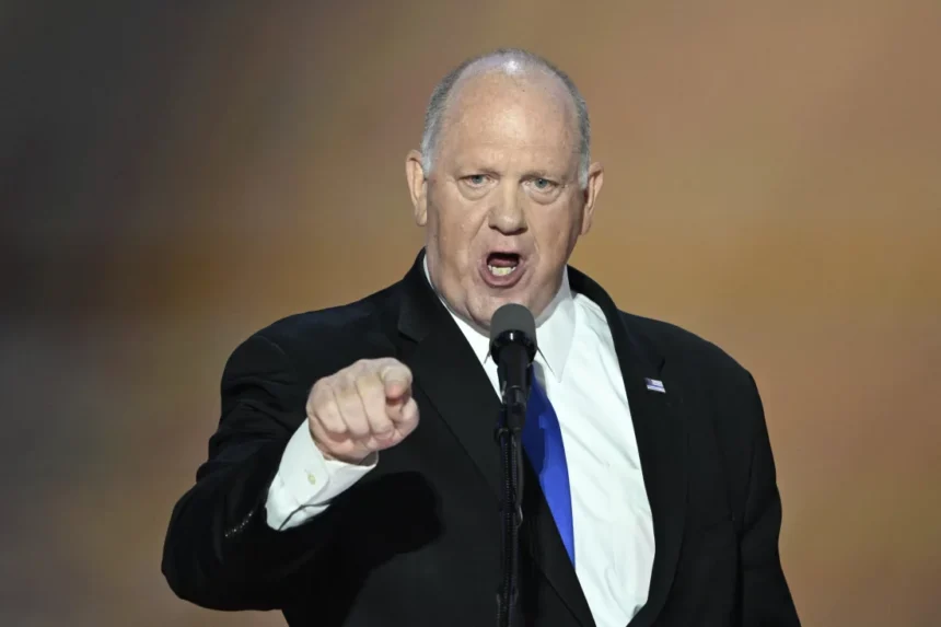 Foto de Tom Homan, ex-diretor do ICE, em uma audiência pública falando sobre políticas de imigração.