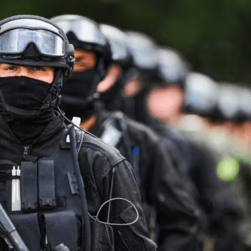 Policiais federais em operação, com documentos e celulares apreendidos como evidência de suposto golpe.