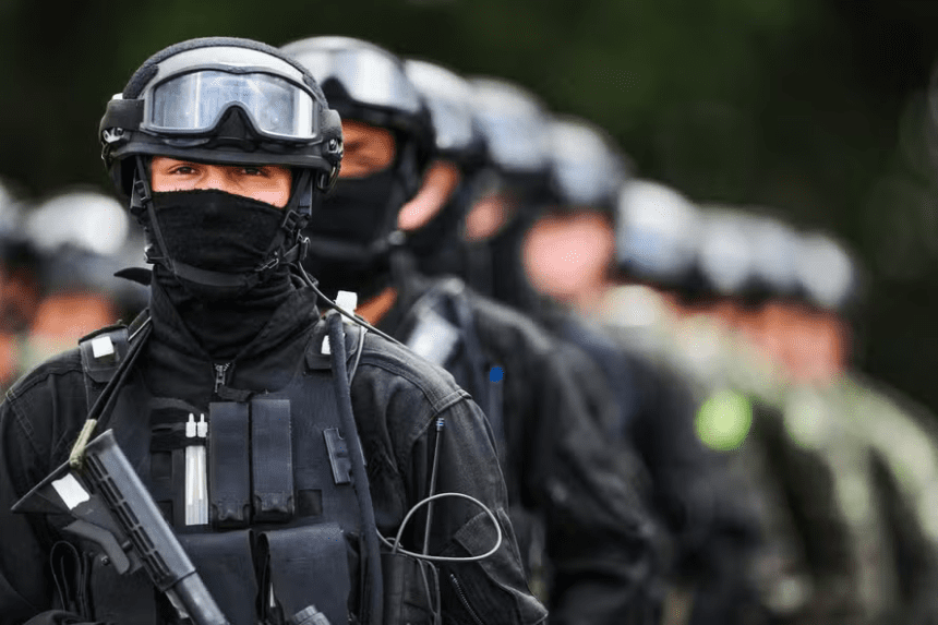 Policiais federais em operação, com documentos e celulares apreendidos como evidência de suposto golpe.