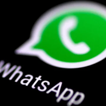 Imagem de um smartphone com tela do WhatsApp aberta, destacando a importância da privacidade no aplicativo.