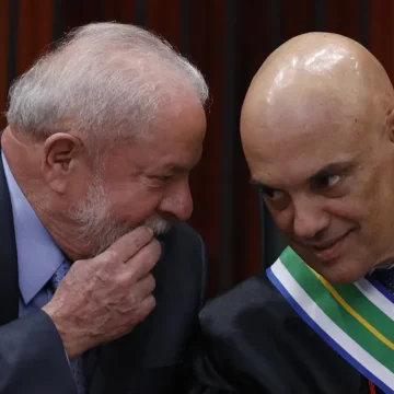 Uma imagem de manifestantes subindo a rampa do Congresso Nacional, simbolizando os atos de 8 de janeiro de 2023 e a polêmica exclusão do indulto natalino.