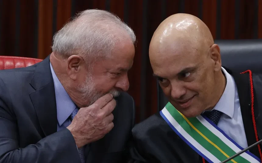 Uma imagem de manifestantes subindo a rampa do Congresso Nacional, simbolizando os atos de 8 de janeiro de 2023 e a polêmica exclusão do indulto natalino.