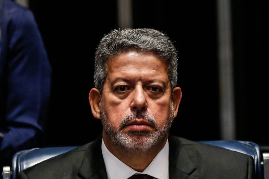 Deputados na Câmara discutindo projetos de lei em votação apertada.