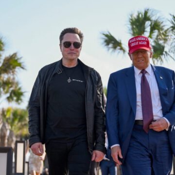 Donald Trump e Elon Musk apertam as mãos durante um evento oficial de campanha.