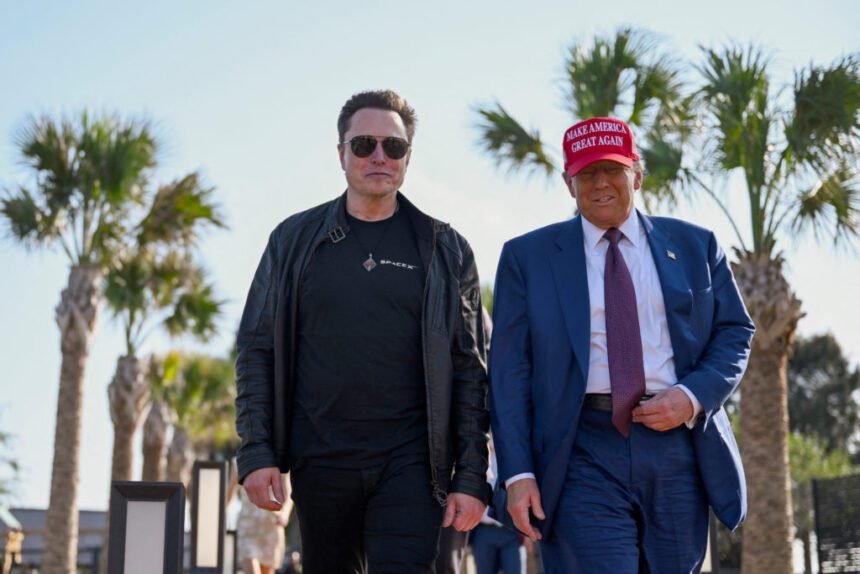 Donald Trump e Elon Musk apertam as mãos durante um evento oficial de campanha.