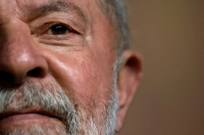 Lula discursando em um palanque iluminado, cercado por apoiadores segurando bandeiras, com uma expressão séria que reflete o peso de sua trajetória política. Ao fundo, um céu de final de tarde, simbolizando uma transição ou encerramento de ciclo.