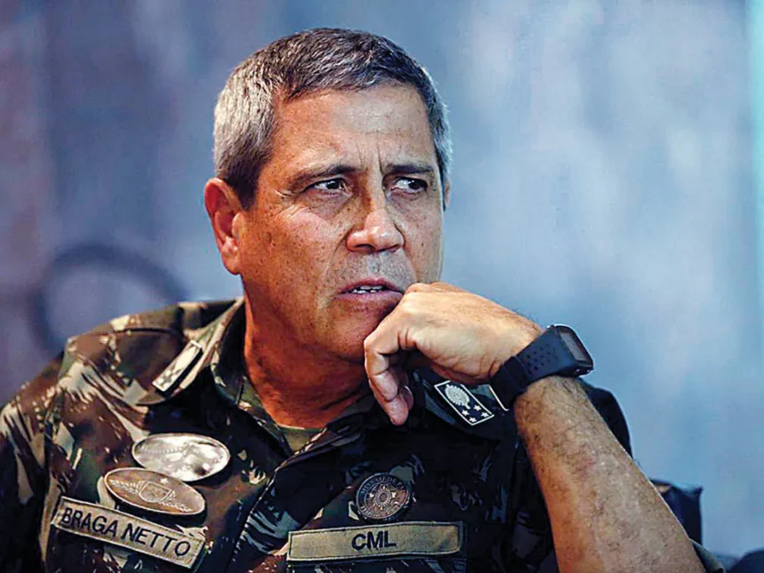 A imagem mostra o general Braga Netto, vestido com uniforme militar, sendo escoltado por agentes da Polícia Federal após sua prisão, no bairro de Copacabana.