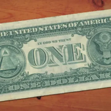 Um gráfico mostrando a flutuação do dólar, com destaque para o pico atingido, e a tela do Google sem a cotação do dólar.